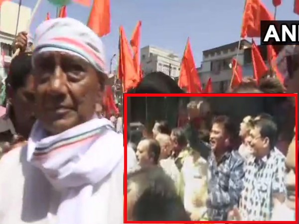FIR registered after a group of people raised Modi slogans in Digvijaya Singhs roadshow in Bhopal FIR registered after a group of people raised Modi slogans in Digvijaya Singhs roadshow in Bhopal