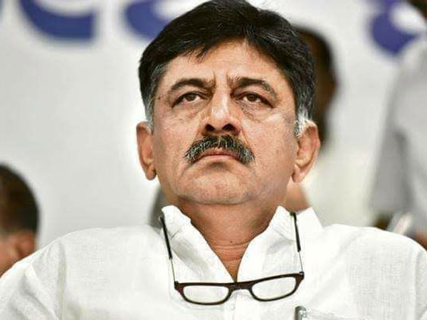 Lok Sabha Elections 2019: डीके शिवकुमार पर कैश फॉर वोट का आरोप लगाते हुए BJP ने मुख्य चुनाव अधिकारी को लिखा पत्र Lok Sabha Elections 2019: डीके शिवकुमार पर कैश फॉर वोट का आरोप लगाते हुए BJP ने मुख्य चुनाव अधिकारी को लिखा पत्र
