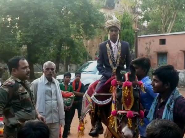 Groom Reached Madiyado Police Station For Gond Baba Blessings Groom Reached Madiyado Police Station For Gond Baba Blessings