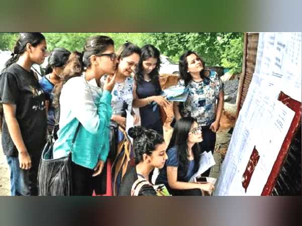 अब दूसरे राज्यों से छात्र यहां पढ़ने के लिये आ रहे