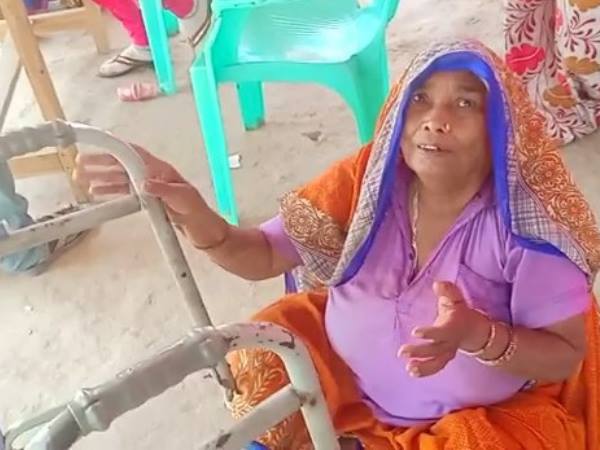 बेटों के कंधों पर आए 125 साल के बुजुर्ग