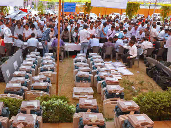 अधिकारियों पर की फायरिंग