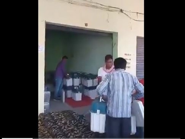 चुनाव आयोग ने कहा- ईवीएम बदले की खबरें गलत