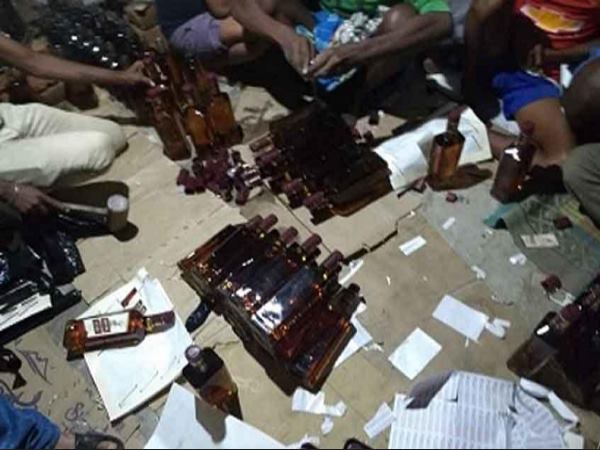 Fake foreign liquor sold in Gujarat, police raids in mahesana district Fake foreign liquor sold in Gujarat, police raids in mahesana district