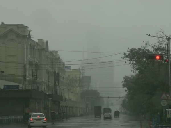 ओडिशा में भारी तबाही के बाद अब पश्चिम बंगाल से टकराया Cyclone Fani, अलर्ट जारी ओडिशा में भारी तबाही के बाद अब पश्चिम बंगाल से टकराया Cyclone Fani, अलर्ट जारी