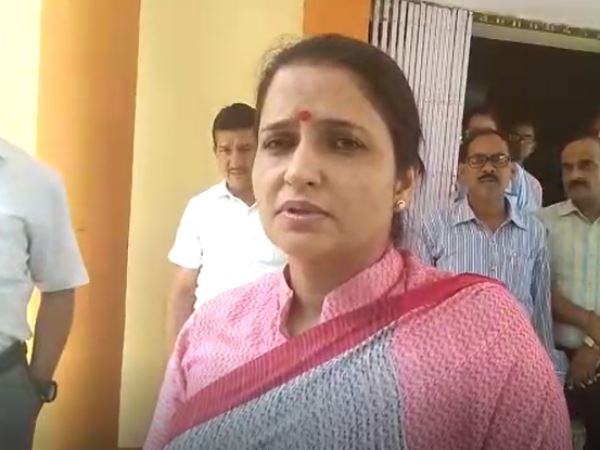 ruckus between bsp and bjp workers outside strong room in farrukhabad ruckus between bsp and bjp workers outside strong room in farrukhabad