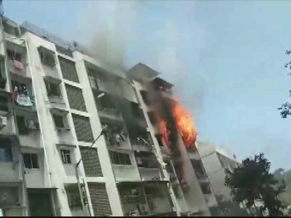 मुंबई: अंधेरी के सरिता बिल्डिंग के चौथे फ्लोर पर लगी आग, दमकल की 5 गाड़ियां मौके पर मुंबई: अंधेरी के सरिता बिल्डिंग के चौथे फ्लोर पर लगी आग, दमकल की 5 गाड़ियां मौके पर