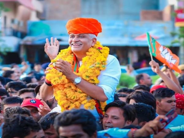1992 में जोधपुर यूनिवर्सिटी के छात्रसंघ अध्यक्ष रहे