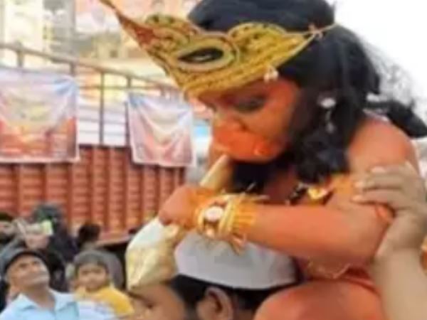 कंधे पर गदा लिए बैठे थे बाल हनुमान
