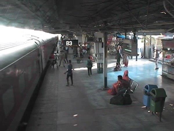 Girl Slipped on bhopal Railway Station Platform Video goes Viral Girl Slipped on bhopal Railway Station Platform Video goes Viral