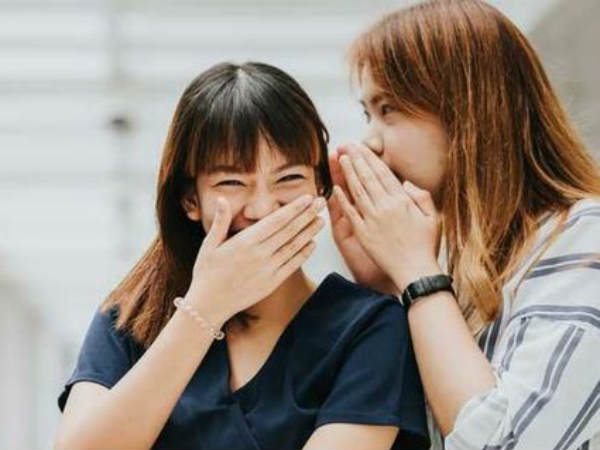 बेकार के विषयों पर बातें करते हैं लोग