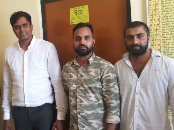 ऑफिस में बनाया बंधक