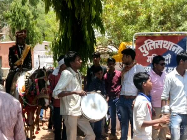 Groom Reached Madiyado Police Station For Gond Baba Blessings Groom Reached Madiyado Police Station For Gond Baba Blessings