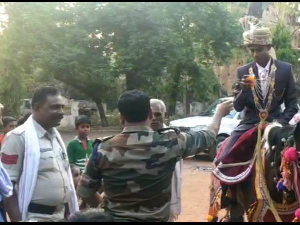 Groom Reached Madiyado Police Station For Gond Baba Blessings Groom Reached Madiyado Police Station For Gond Baba Blessings