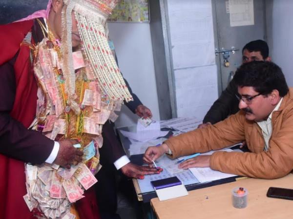 110 साल की शाड़ी देवी ने वोट डालकर दिया संदेश
