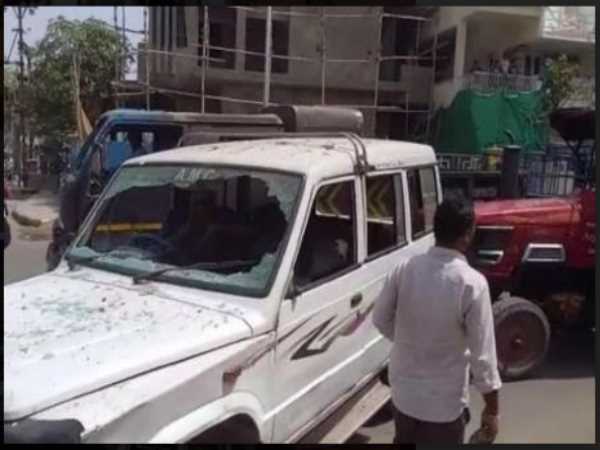 चार सरकारी गाड़ियों पर हमला हुआ