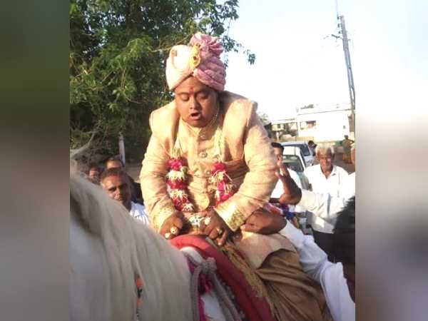 शादी के कार्ड भी छपवाए