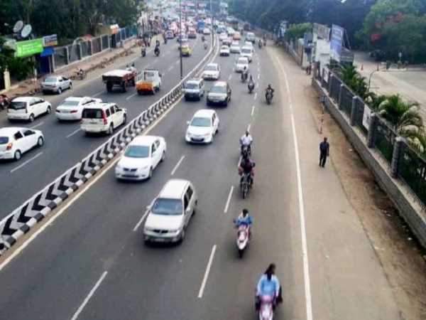 दरवाजा खुलते ही भागने लगा, पकड़ा गया