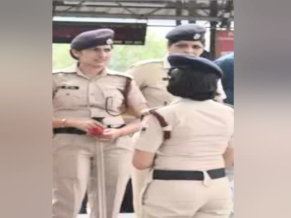 महिलाओं को अब पुलिस स्टेशनों तक सीमित नहीं रखेंगे