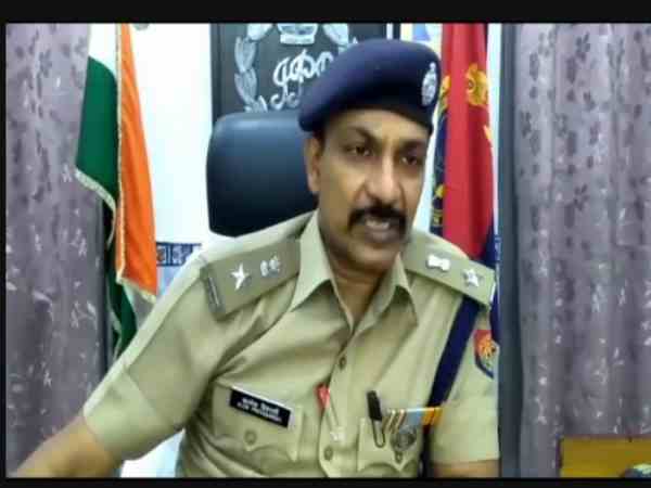 Dial 100 policeman beaten by baratis, video viral Dial 100 policeman beaten by baratis, video viral
