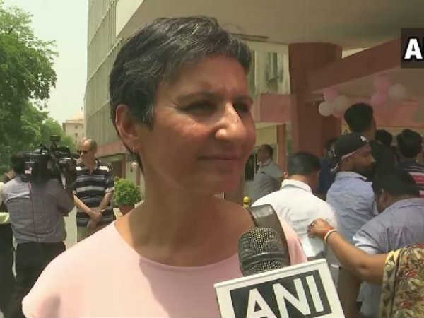 Lok Sabha Elections 2019: ऑस्ट्रेलिया की राजदूत हुई EVM से प्रभावित, जमकर की सराहना Lok Sabha Elections 2019: ऑस्ट्रेलिया की राजदूत हुई EVM से प्रभावित, जमकर की सराहना