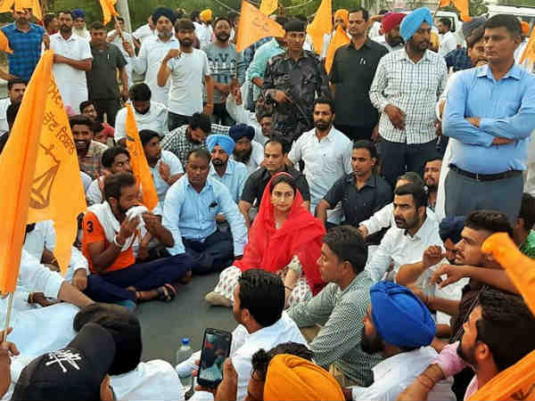 चुनावी रैली में बाधा डालने पर भड़कीं हरसिमरत