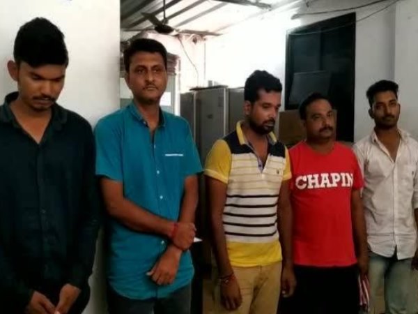 उधार सामने मांगने आई लड़की
