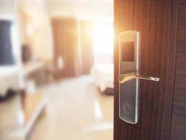 girlfriend attacked her boyfriend with acid in the hotel girlfriend attacked her boyfriend with acid in the hotel