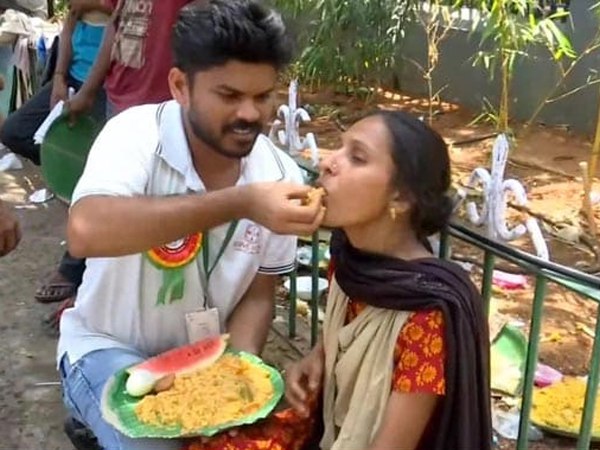 गौतम ने तीन जगहों पर लोगों को खिलाया खाना