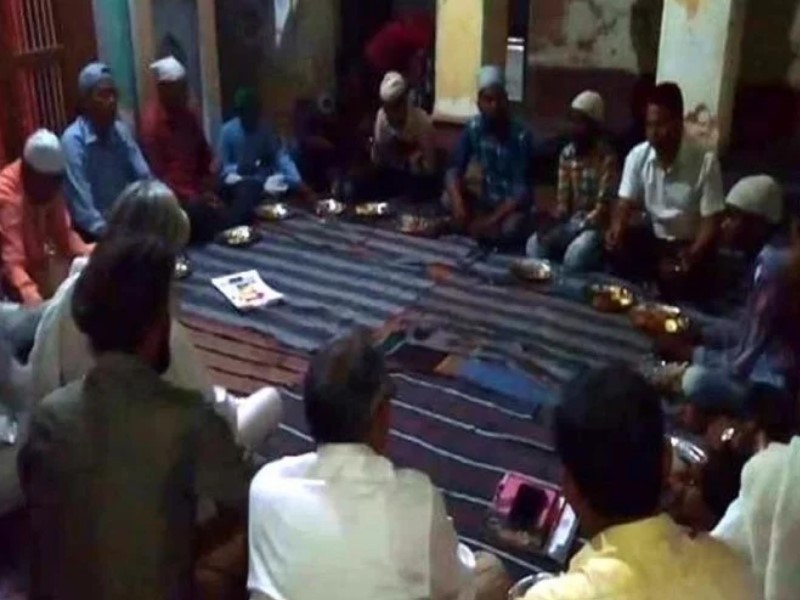 सीता राम मंदिर के परिसर में आयोजित इफ्तार पार्टी में सभी धर्मों के लोग एक साथ बैठे