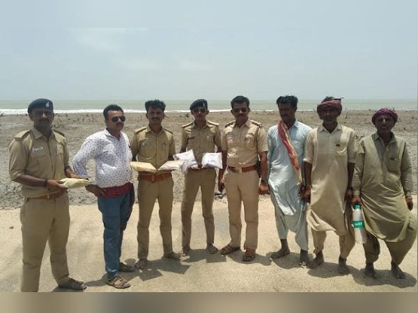 Two pakistani arrested at kutch border with drugs Two pakistani arrested at kutch border with drugs