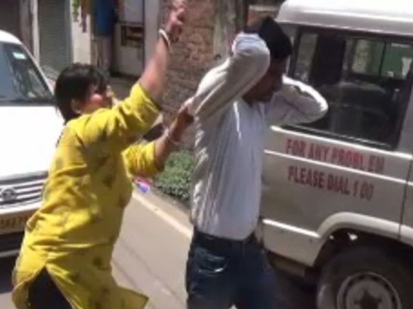 पैसे देने के बहाने फर्जी अफसर को बुलाया