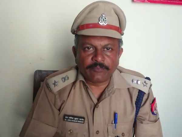 Lok Sabha Elections 2019 BJP workers beat policeman Lok Sabha Elections 2019 BJP workers beat policeman