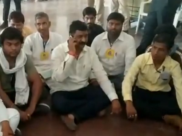 Jhalawar baran congress candidate pramod sharma protest, demands for counting from VVPAT Jhalawar baran congress candidate pramod sharma protest, demands for counting from VVPAT