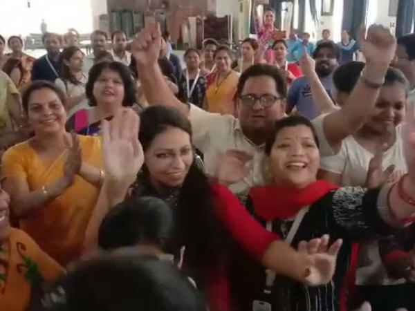 करिश्मा के घर और स्कूल में जश्न का माहौल