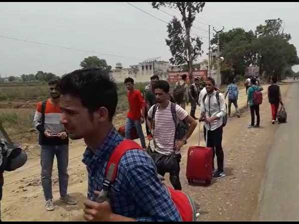 कश्मीरी छात्रों ने की यह मांग