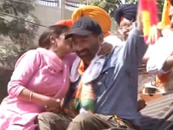 महिला ने सनी को Kiss