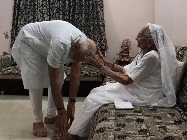 रविवार को मोदी दिल्ली से अहमदाबाद पहुंचे। यहां सरदार पटेल की प्रतिमा पर पहुंचकर श्रद्धांजलि देने के बाद वो बीजेपी दफ्तर पहुंचे और कार्यकर्ताओं को संबोधित किया। यहां उन्होंने कहा, गुजरात में बीजेपी लगातार दूसरी बार सभी सीटें जीती है। 2019 का चुनाव न बीजेपी लड़ी, न मोदी लड़ा, न कोई और नेता। इस चुनाव को जनता लड़ी और एक मजबूत सरकार के लिए वोट किया। रविवार को मोदी दिल्ली से अहमदाबाद पहुंचे। यहां सरदार पटेल की प्रतिमा पर पहुंचकर श्रद्धांजलि देने के बाद वो बीजेपी दफ्तर पहुंचे और कार्यकर्ताओं को संबोधित किया। यहां उन्होंने कहा, गुजरात में बीजेपी लगातार दूसरी बार सभी सीटें जीती है। 2019 का चुनाव न बीजेपी लड़ी, न मोदी लड़ा, न कोई और नेता। इस चुनाव को जनता लड़ी और एक मजबूत सरकार के लिए वोट किया।