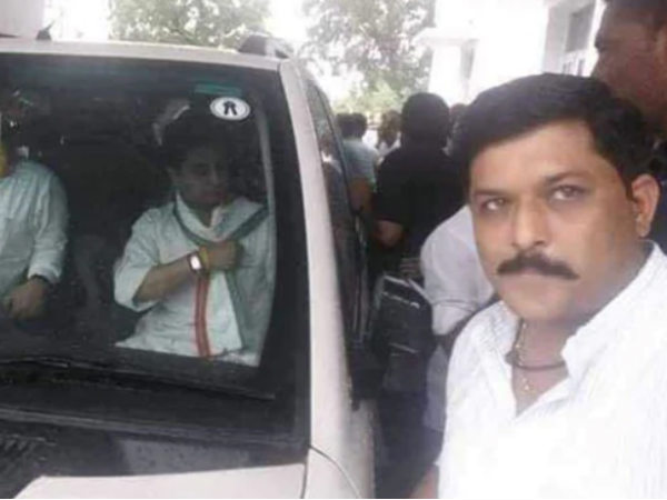 सेल्फी के लिए खड़े रहने वाले ने अपने महाराज को हरा दिया