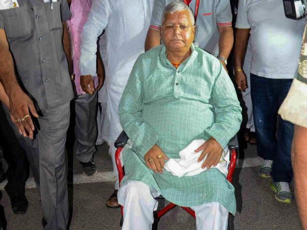 नीतीश की सरकार बनी तब हटी लालू की जीवनी
