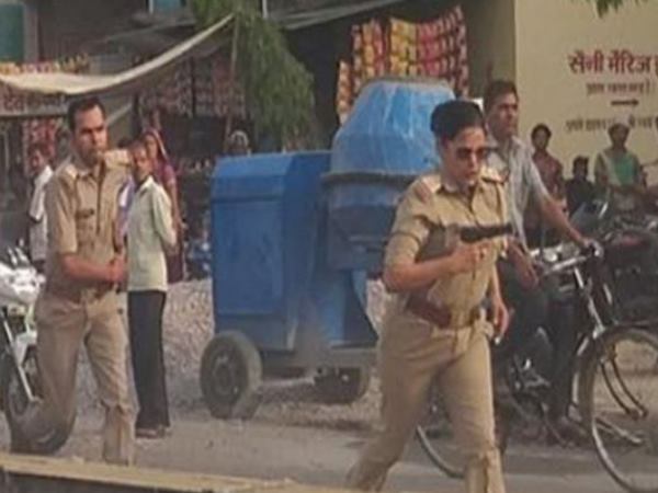 इंस्पेक्टर पर तान दी पिस्टल