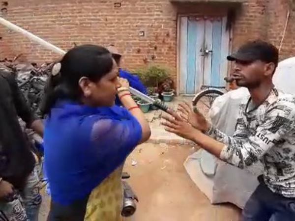 thief beaten by woman in moradabad thief beaten by woman in moradabad
