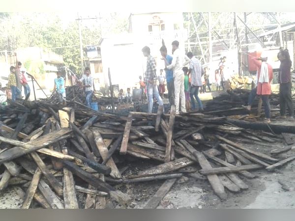 Uttar pradesh news: Girl burnt by her lover in a godown Uttar pradesh news: Girl burnt by her lover in a godown