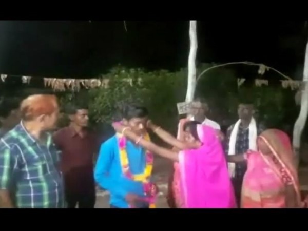युवक युवती आए तो पुलिस ने परिजनों को बुलाया थाना
