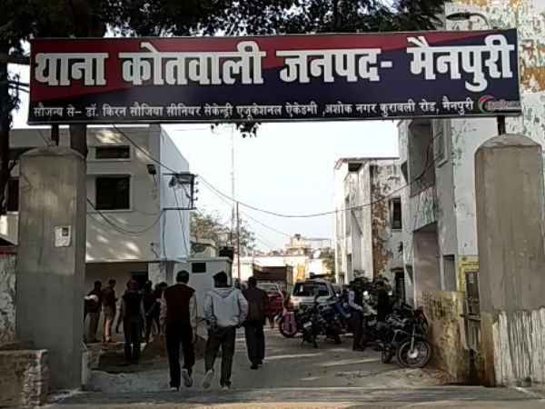 चीख-पुकार सुनकर पहुंचे लोग