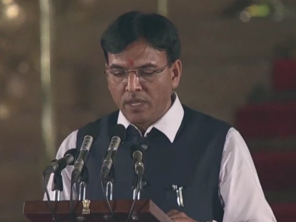 शपथ ग्रहण के दौरान मनसुख मंडाविया को राष्ट्रपति ने टोका
