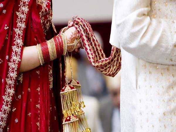 पड़ोसी देश चीन में गरीब लड़कियों से रचा रहे शादी