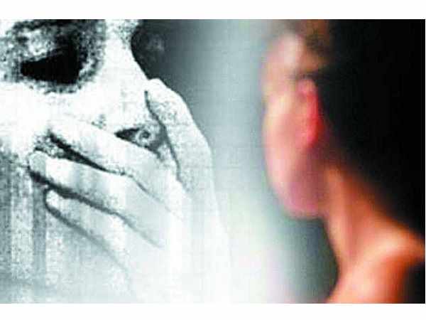 दिखावा करने के लिए मृतका की मां के पास ही आ गया दरिंदा