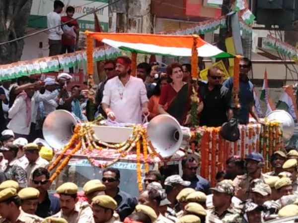 OP Rajbhars party flag in Priyanka Gandhi road show OP Rajbhars party flag in Priyanka Gandhi road show