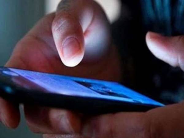 मोबाइल बेचने से पहले तस्वीर डिलीट नहीं की